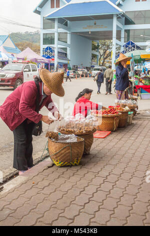 Thailändische Frauen packen Lebensmittel Säcke auf der Straße thailand Stockfoto