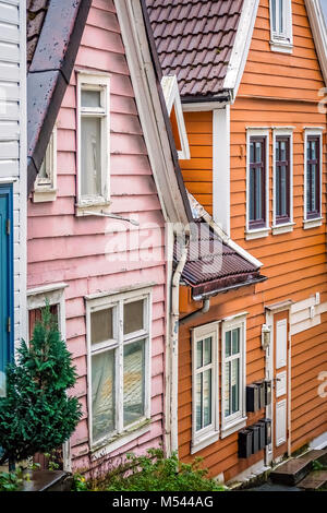 Rosa und Orange Haus in den Bergen, Altstadt Stockfoto