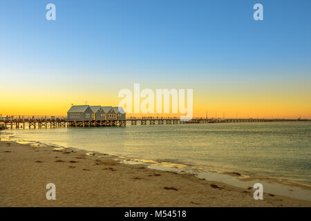 Die malerische Landschaft von ikonischen Busselton Jetty in Busselton, Western Australia bei Sonnenuntergang. Busselton Jetty ist die längste hölzerne Seebrücke in der Welt. Kopieren Sie Platz. Stockfoto