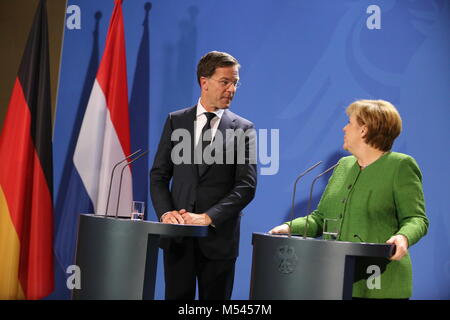 Berlin, Deutschland. 19 Feb, 2018. Drücken Sie die Aussagen von Bundeskanzlerin Angela Merkel und der Ministerpräsident der Niederlande, Mark Rutte, im Bundeskanzleramt in Berlin. Das Treffen wird am deutsch-niederländischen Beziehungen sowie der Europäischen und internationalen Fragen konzentrieren. Quelle: Simone Kuhlmey/Pacific Press/Alamy leben Nachrichten Stockfoto