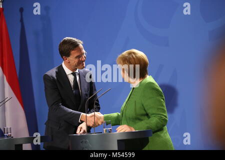 Berlin, Deutschland. 19 Feb, 2018. Drücken Sie die Aussagen von Bundeskanzlerin Angela Merkel und der Ministerpräsident der Niederlande, Mark Rutte, im Bundeskanzleramt in Berlin. Das Treffen wird am deutsch-niederländischen Beziehungen sowie der Europäischen und internationalen Fragen konzentrieren. Quelle: Simone Kuhlmey/Pacific Press/Alamy leben Nachrichten Stockfoto