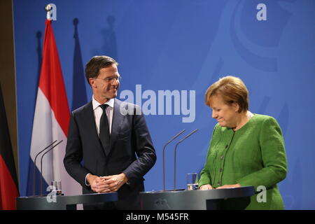 Berlin, Deutschland. 19 Feb, 2018. Drücken Sie die Aussagen von Bundeskanzlerin Angela Merkel und der Ministerpräsident der Niederlande, Mark Rutte, im Bundeskanzleramt in Berlin. Das Treffen wird am deutsch-niederländischen Beziehungen sowie der Europäischen und internationalen Fragen konzentrieren. Quelle: Simone Kuhlmey/Pacific Press/Alamy leben Nachrichten Stockfoto