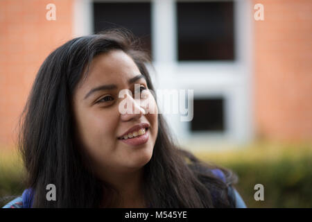 Usa: 01-22-2018: Ruth Callejas (19) posiert für ein Foto vor Erweitern High School in Ashburn, Virginia. Wegen einer Änderung der Politik, es Stockfoto