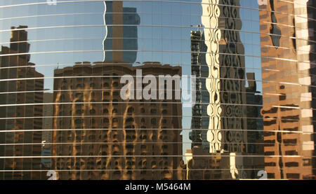 Reflexionen über die modernen Wolkenkratzer aus Glas Windows Stockfoto