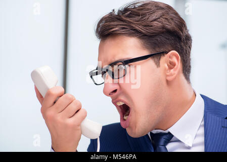Wütend Call Center Mitarbeiterin kreischend an Kunden Stockfoto