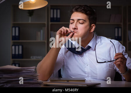 Der Mensch bleiben bis spät in die Nacht und das Rauchen von Marihuana Stockfoto