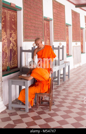 Mönche in Phra phatom Chedi temple Thailand Studium Stockfoto