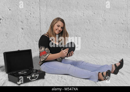 Frau mit Vinyl 45 aufzeichnen Stockfoto