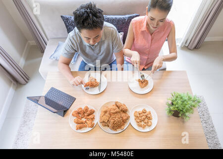 Paare, die gemeinsam essen Stockfoto