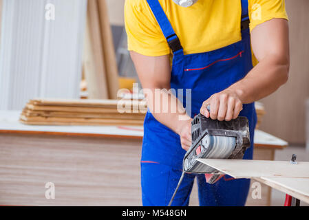 Tischler Arbeiten in der Werkstatt Stockfoto