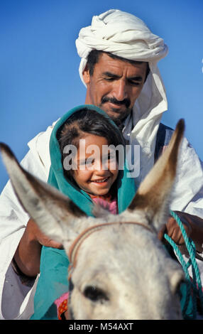 Algerien. In der Nähe von Nador. Die östliche Sand Meer. Grand Erg Oriental. Sahara. Beduinen und Tochter auf Esel. Stockfoto