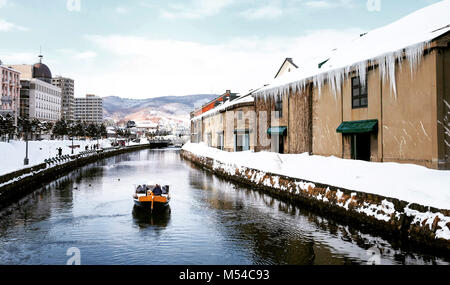 Anzeigen von Otaru Canel im Winter mit Signatur Touristenboot Stockfoto