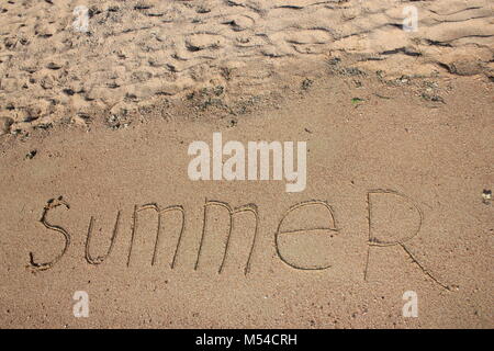 Sommer Text ist auf Sand geschrieben Stockfoto