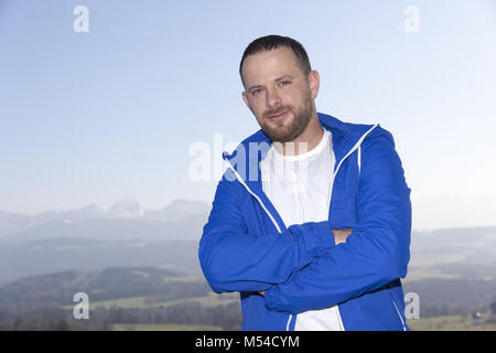 bärtiger Mann stehend Stockfoto