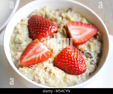 Foto eines Close-up Haferflocken Porridge mit Erdbeere Stockfoto