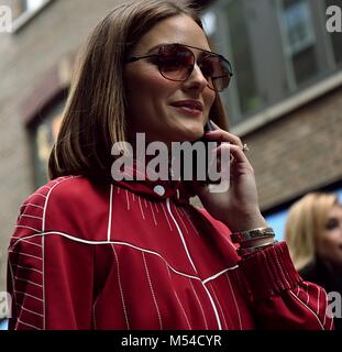 London, Großbritannien. 18 Feb, 2018. LONDON - 19. Februar 2018 Olivia Palermo auf der Straße während der London Fashion Week: Mauro Del Signore/Pacific Press/Alamy leben Nachrichten Stockfoto