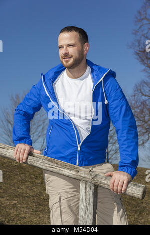 bärtiger Mann stehend Stockfoto