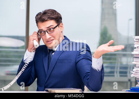 Wütend Call Center Mitarbeiterin kreischend an Kunden Stockfoto