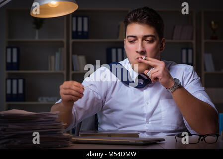 Der Mensch bleiben bis spät in die Nacht und das Rauchen von Marihuana Stockfoto