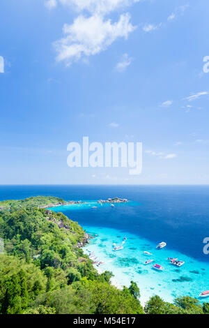 Blick auf Ko Miang oder Insel Nr. 4, Mu Ko Similan Nationalpark, Provinz Phang Nga, Thailand Stockfoto