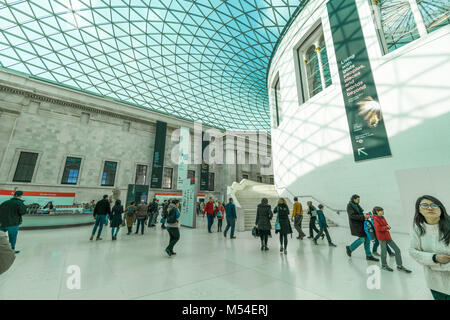 LONDON, 17. Februar 2018: Touristen besuchen das British Museum in London, Großbritannien