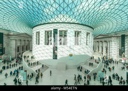 LONDON, 17. Februar 2018: Touristen besuchen das British Museum in London, Großbritannien