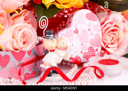 Bunte Rosen, Braut und Verlobten, Kerze und Geschenk-Box Nahaufnahme Bild. Stockfoto