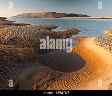 Pools und Wellen in der Sandstrand in Conwy Morfa an der Küste von Nordwales Stockfoto