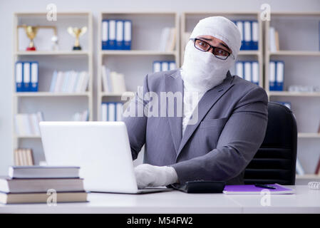 Bandagierte Geschäftsmann Arbeiter, die im Büro tun paperwor Stockfoto