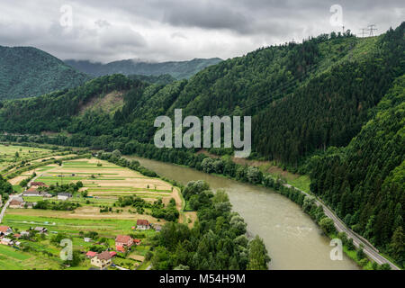 Blick von der Burg Strecno auf Fluß Vah Stockfoto