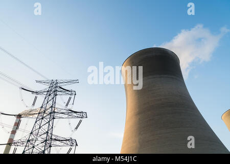 Kühlturm bei Dämmerung Stockfoto