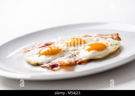 Schinken und Eiern. Speck und Eier. Gesalzene Ei mit Pfeffer auf weiße Platte. Englisches Frühstück. Stockfoto