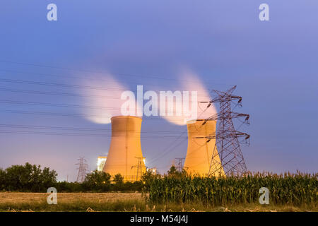 Thermisches Kraftwerk bei Nacht Stockfoto