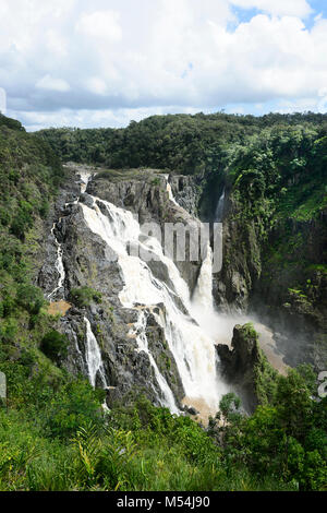 Vertikale Ansicht von Barron Falls in vollem Durchfluss während der nassen Jahreszeit, in der Nähe von Kuranda und Cairns, Far North Queensland, FNQ, QLD, Australien Stockfoto