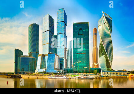 Moskau City Skyline. Moscow International Business Center am Tag Zeit mit Moskwa im Vordergrund Stockfoto