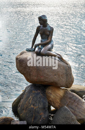 Das Denkmal der Kleinen Meerjungfrau in Kopenhagen, Dänemark. Stockfoto