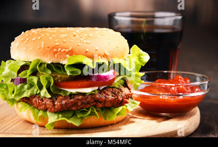 Hausgemachte Hamburger mit Käse und frisches Gemüse Stockfoto