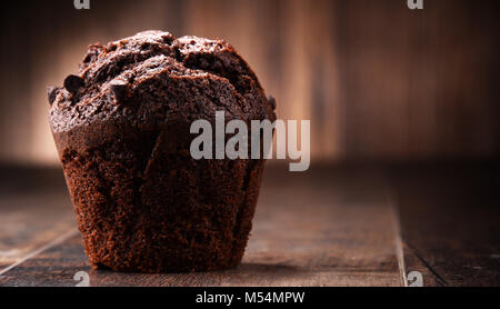 Chocolate muffin auf hölzernen Tisch. Stockfoto