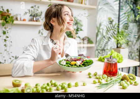 Frau mit gesunden grünen Essen Stockfoto