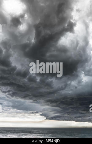 Approaching Storm Wolke mit Regen über das Meer Stockfoto