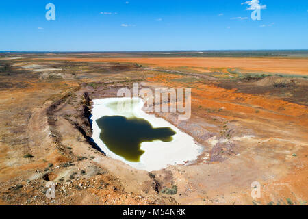 Luftaufnahme der abgebrochenen aufgeschnitten Gold Mine, die mit Wasser gefüllt hat, Salz,, Meekathara, Murchison, Western Australia Stockfoto