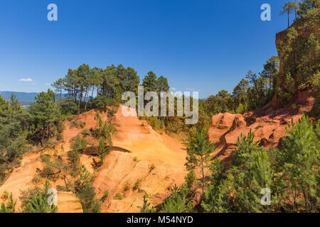 Ockerfarbenen Hügeln in der Nähe von Roussillon in der Provence Frankreich Stockfoto