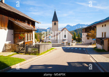 San Martino in Badia Kirche mit Alpen Panorama Stockfoto