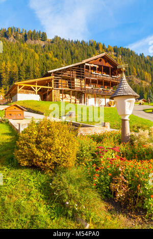 Typisches Haus der Italienischen Alpen im Herbst Stockfoto