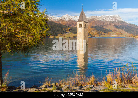 Versunkenen Kirchturm in den Reschensee italienischen Alpen Stockfoto