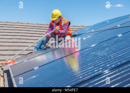 Arbeiter und Sonnenkollektoren Stockfoto