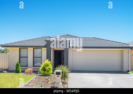 Typische Fassade des neuen Hauses Stockfoto