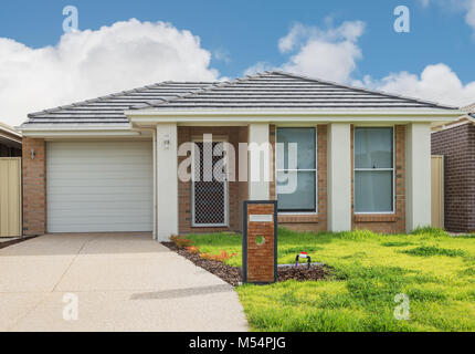 Typische Fassade des neuen Hauses Stockfoto