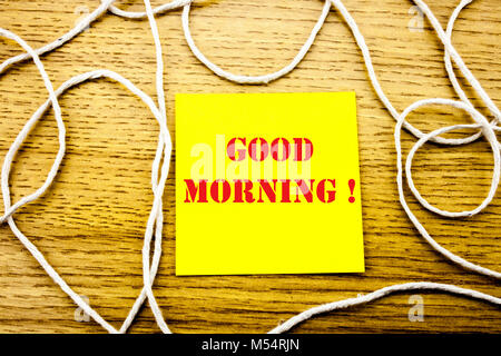 Guten Morgen. Wort auf gelbe Haftnotiz in Holz- Hintergrund. Bussines Konzept. Motiv. Stockfoto