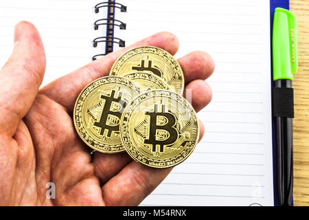 Golden Bitcoin in der Hand eines Mannes. Symbol für eine neue virtuelle Währung. 3D-Darstellung Stockfoto